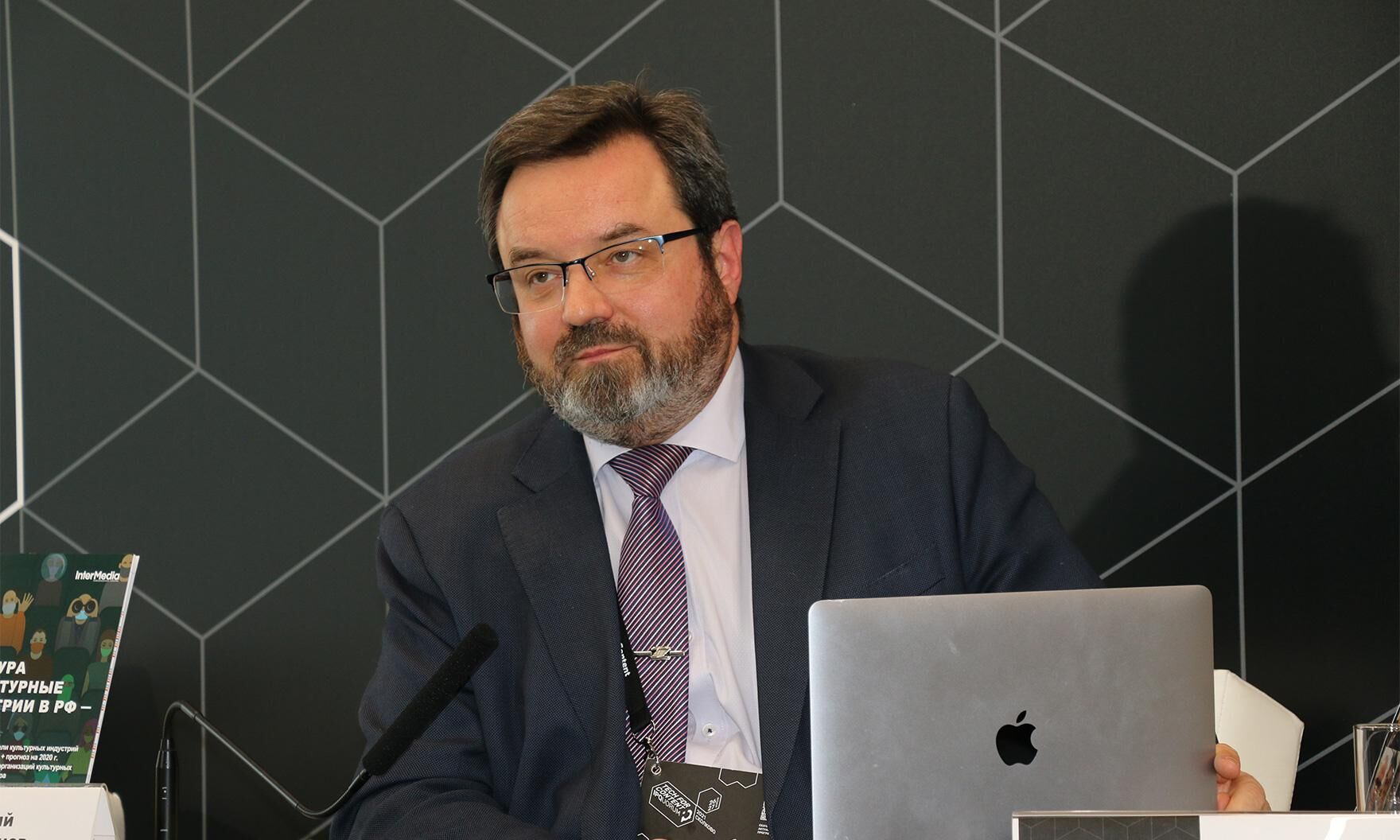 Евгений Сафронов: «Культурный человек даже кирпичи кладет ровнее»